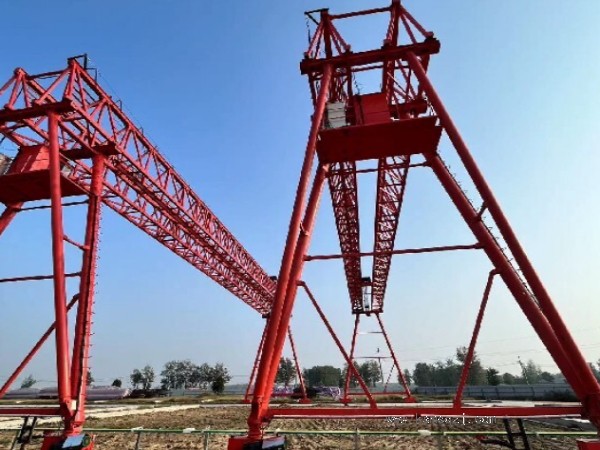 龍門(mén)吊門(mén)式起重機(jī)的軌道安裝和維護(hù)有哪些具體規(guī)范？